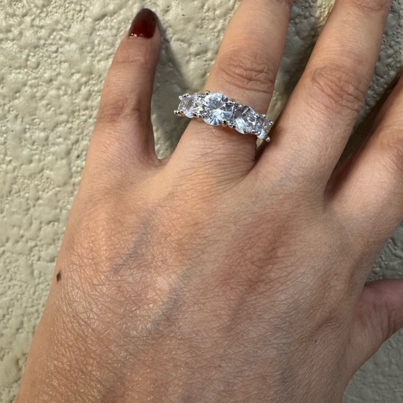 Elegant Silver Women's Ring - Picture 2 of 3